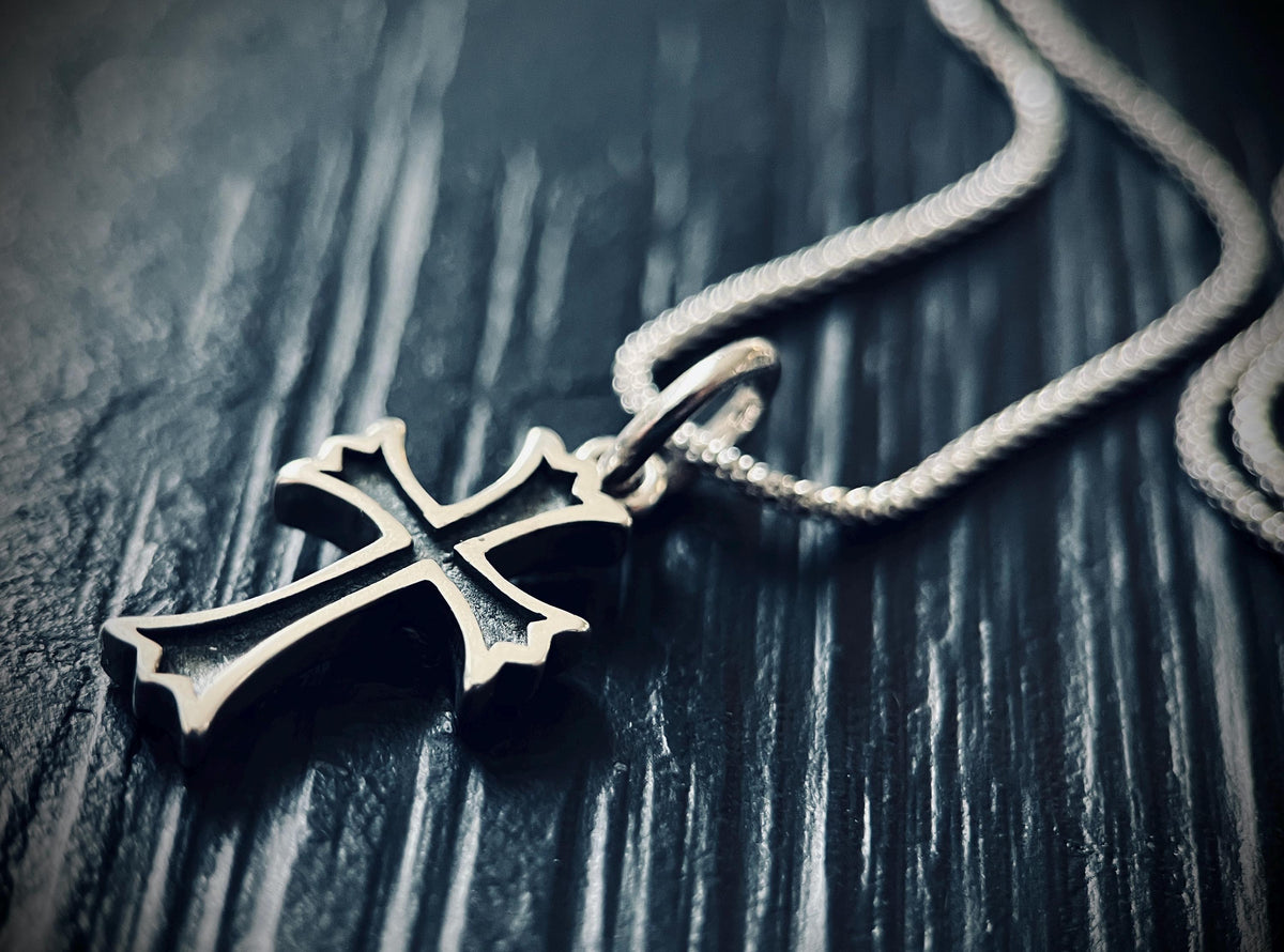 925 Solid Sterling Silver Small Dainty Crucifix Cross Pendant & Popcorn Chain Necklace